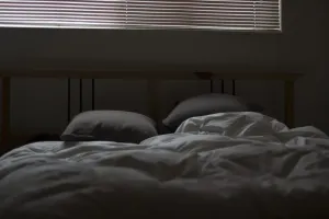 Filiżanka ze spodkiem dobierana do stylu skandynawskiego i filozofii hygge